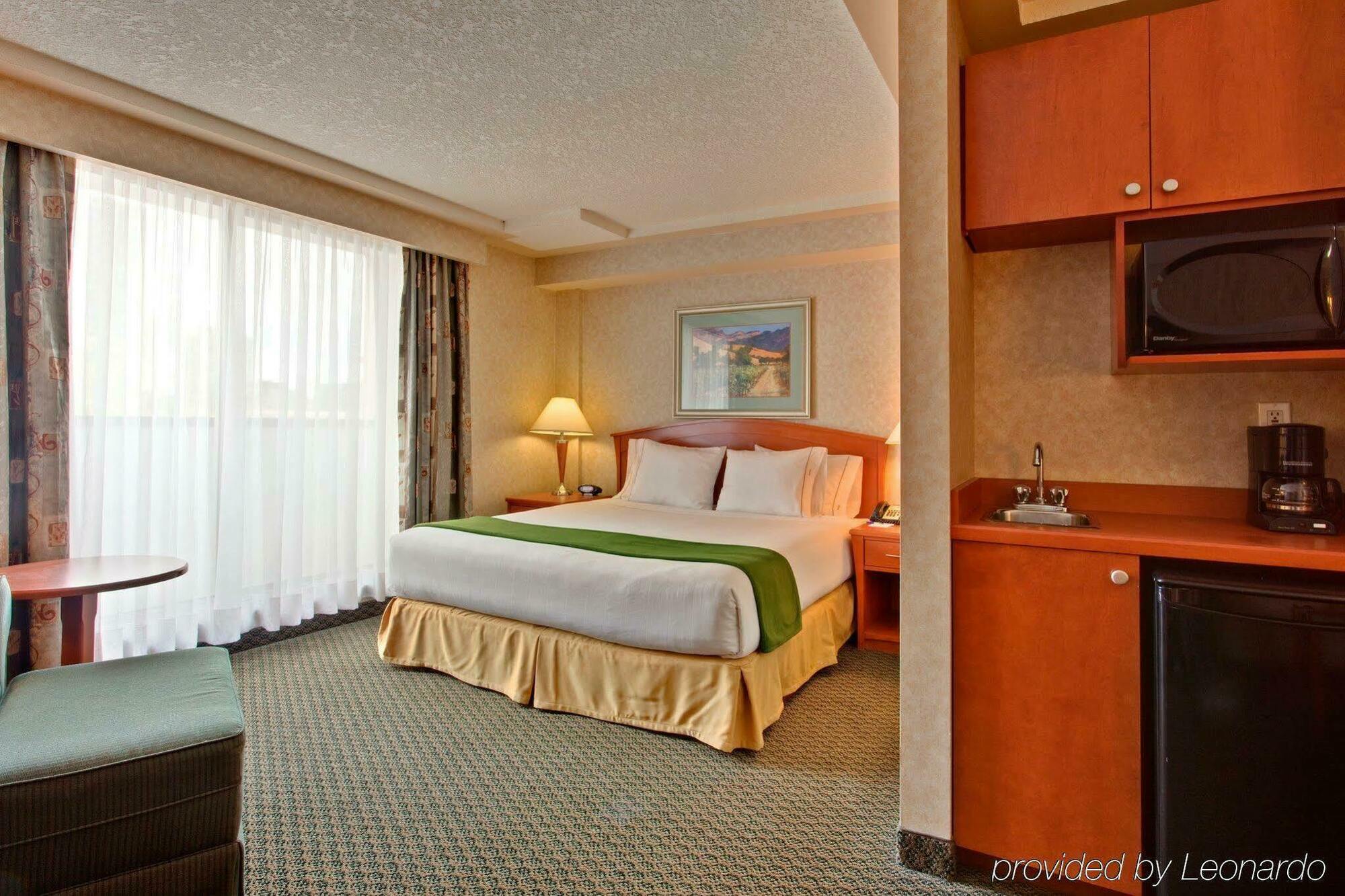 Holiday Inn Express And Suites Calgary By Ihg Kültér fotó